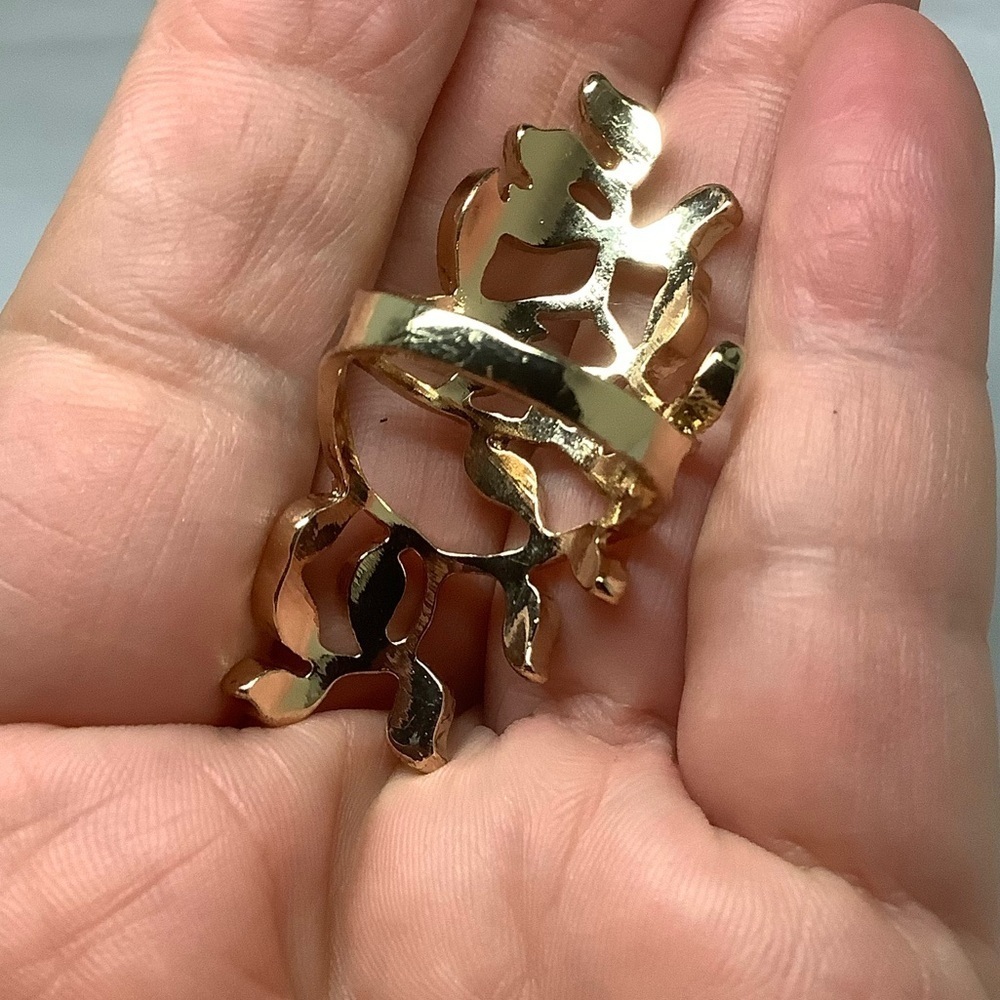 Elegant Gold Leaf Pointer ring - Picture 2 of 3